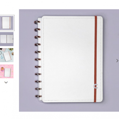 Caderno branco com argolas metálicas e elástico castanho