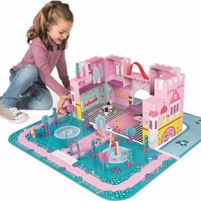 Menina a brincar com castelo de brinquedo rosa e tapete azul com flores.