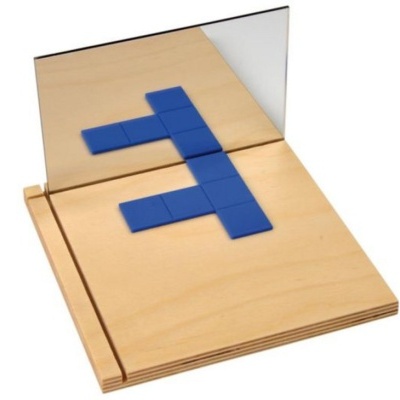 Espelho com base de madeira e peças azuis quadradas