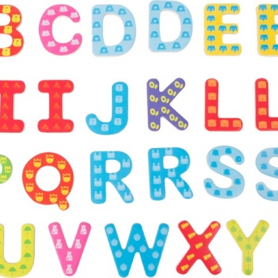 Letras coloridas do alfabeto em madeira com pontos brancos