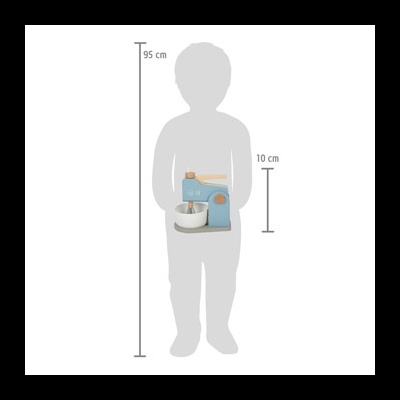 Batedeira de brinquedo azul clara com tigela branca e detalhes em madeira ao lado de uma silhueta infantil