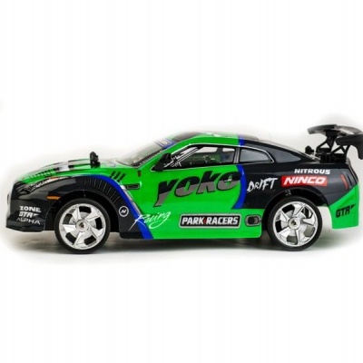 Carro de brinquedo desportivo verde e preto com texto e spoiler