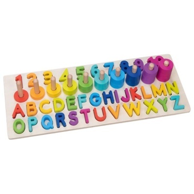 Brinquedo educativo de madeira com números e letras coloridas para encaixe