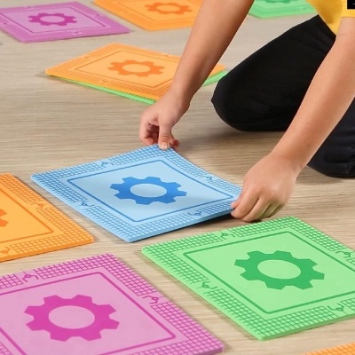 Tapetes de espuma coloridos com design de engrenagem