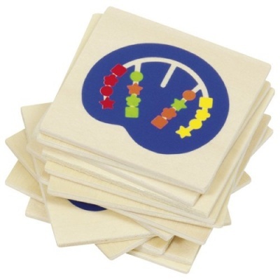 Blocos quadrados de madeira com mostrador azul e contas coloridas empilhados