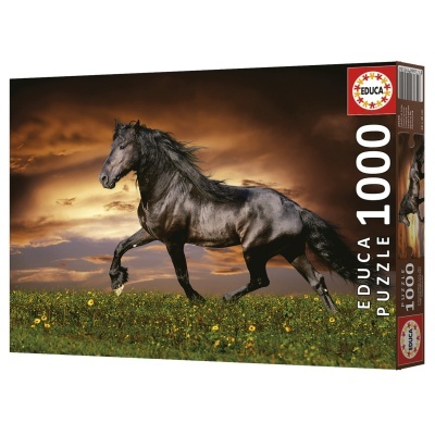 Caixa de puzzle com imagem de um cavalo preto a correr num campo com céu ao entardecer