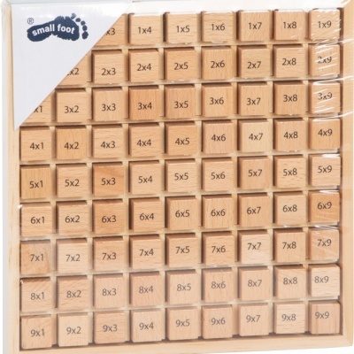 Jogo de cubos de madeira com tabuada de multiplicação