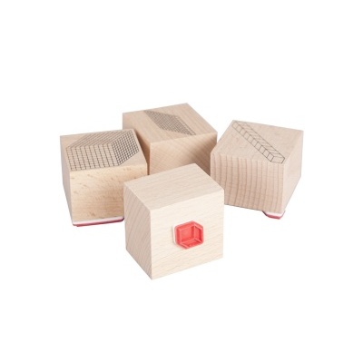 Cubos de madeira com padrões e botão vermelho