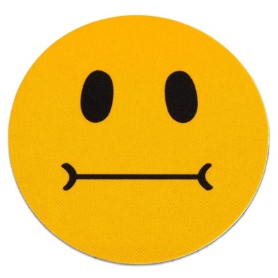 Rosto amarelado com olhos e boca preta em tecido circular