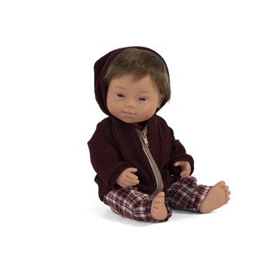 Boneca bebê em casaco bordô com capuz e calças xadrez sentada