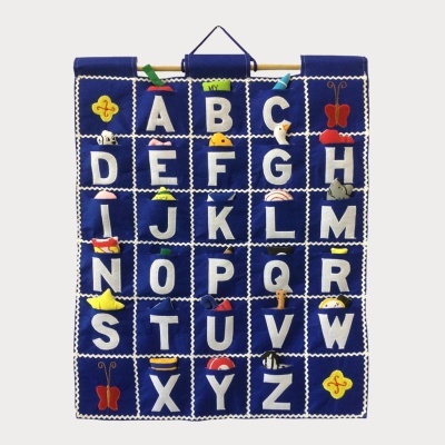 Organizador de tecido azul com letras do alfabeto e brinquedos em bolsos