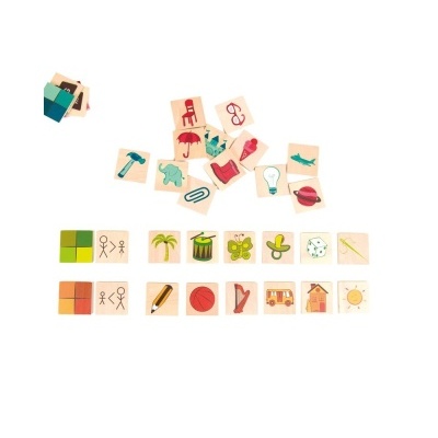 Peças de madeira com desenhos coloridos sobre fundo branco