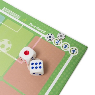Tabuleiro de jogo de futebol com dados e marcadores, em superfície verde com texto Real Madrid