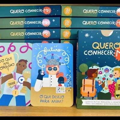 Jogos de cartas 'QUERO CONHECER-ME!' com ilustrações coloridas e textos em português.