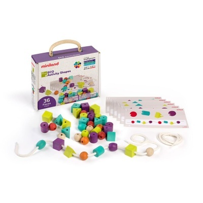Brinquedo educativo Miniland com peças de madeira coloridas, cordas brancas e cartas de atividades.