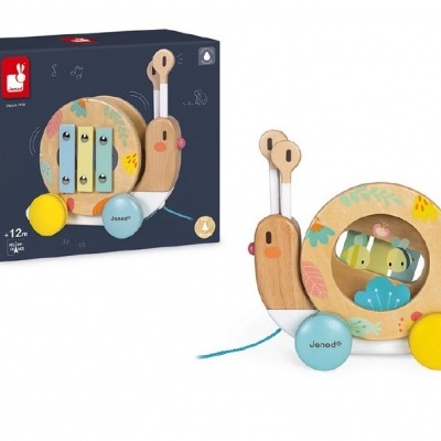 Brinquedo musical de madeira em forma de caracol com xilofone e caixa azul.