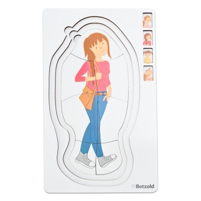 Quebra-cabeças de madeira com imagem de rapariga e quatro personagens na lateral.