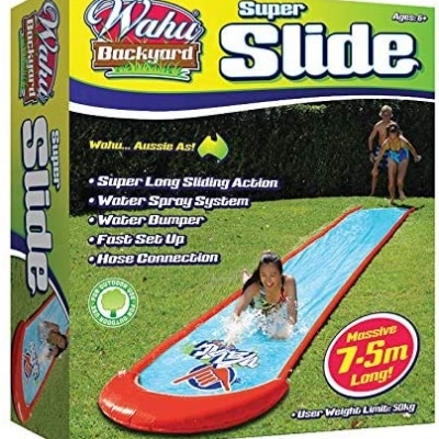 Caixa do escorrega de água Wahu Backyard Super Slide em relva com pessoas a usar