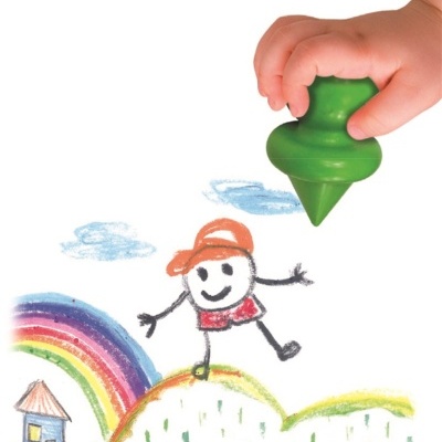 Mão de criança com giz de cera verde a desenhar boneco, arco-íris, casa e colinas