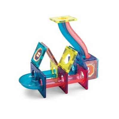 Brinquedo de construção colorido em plástico translúcido com blocos e tubos