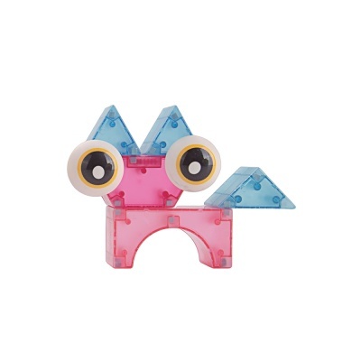 Brinquedo plástico translúcido colorido com olhos grandes