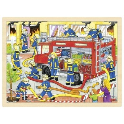 Quebra-cabeças de madeira com ilustração de bombeiros e camião de bombeiros em cena urbana