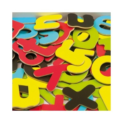 Números coloridos de espuma em várias cores, empilhados numa superfície branca