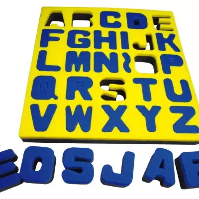 Jogo educativo com letras do alfabeto em espuma azul numa base amarela