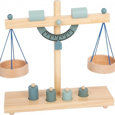 Balança de madeira com pratos e pesos coloridos