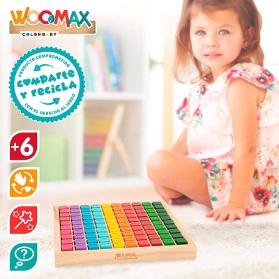 Jogo de blocos coloridos em tabuleiro de madeira com criança ao fundo