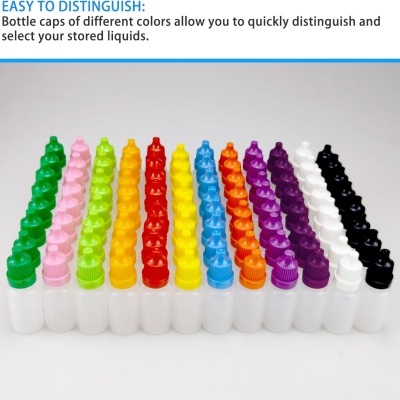 Frascos plásticos brancos com tampas de várias cores alinhados em fileiras