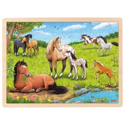 Puzzle de madeira colorido com cavalos e potros num campo