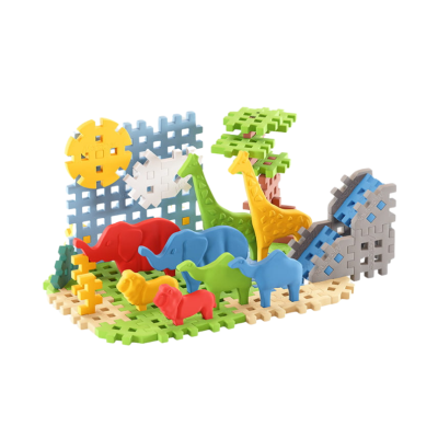 Brinquedos de encaixar coloridos com figuras de animais selvagens e cenário em plástico.