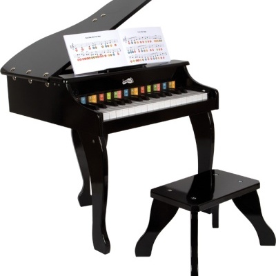Piano de brinquedo preto com cadeira e livro de partituras