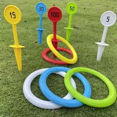 Jogo de argolas coloridas com estacas numeradas em relva