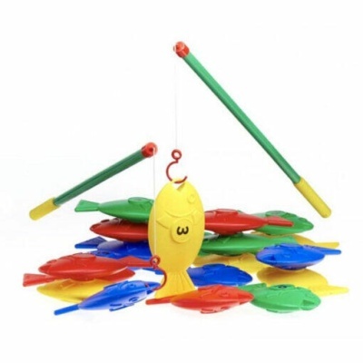 Brinquedo de pesca magnético com varas verdes e peixes coloridos