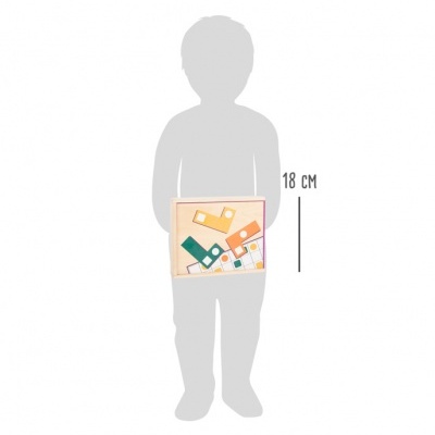 Tabuleiro de madeira com formas geométricas coloridas à frente de silhueta infantil