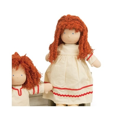 Duas bonecas de pano com cabelo ruivo e roupas brancas com detalhes vermelhos.