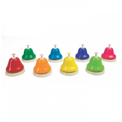 Oito campainhas coloridas de metal com bases de madeira sobre fundo branco