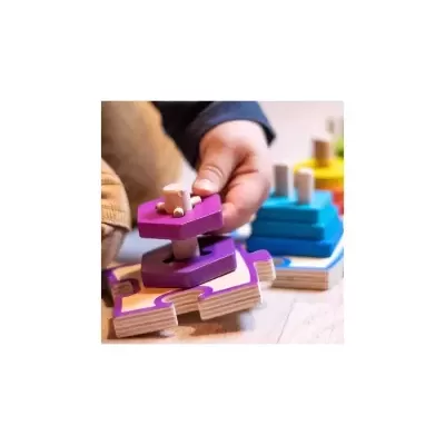 Brinquedo de empilhar em madeira com peças roxas e lilás