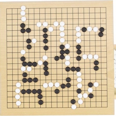 Tabuleiro de Go em madeira com peças pretas e brancas e bandejas triangulares de armazenamento