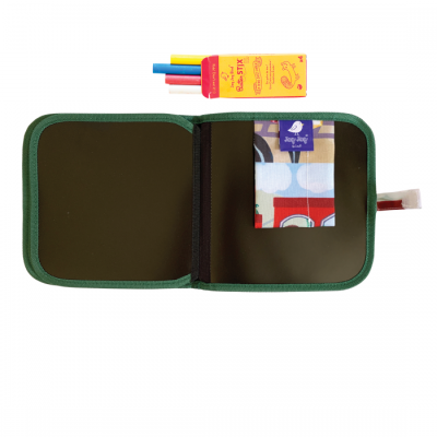 Estojo aberto com lenços de papel coloridos e caixa amarela de giz de cera com três gizes coloridos