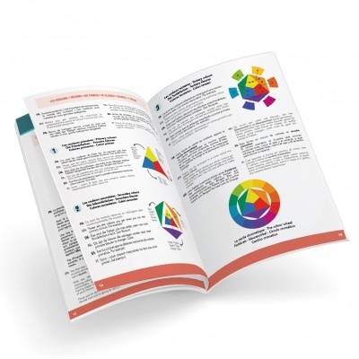 Livro aberto com texto multilíngue e diagramas coloridos de teoria das cores