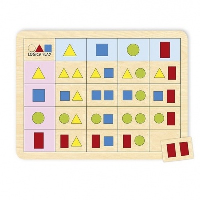 Tabuleiro de jogo de madeira com peças geométricas coloridas e texto LOGICA PLAY