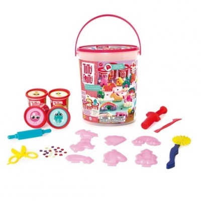 Conjunto de massinha Totò e Frutì com balde, potes e acessórios coloridos.