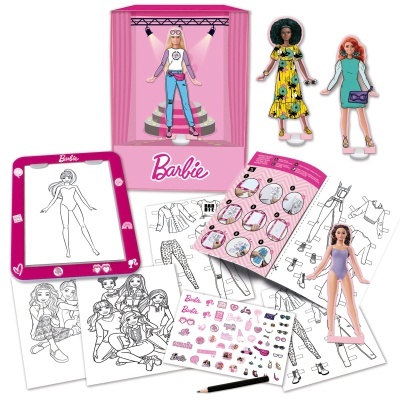 Conjunto de brinquedo Barbie com bonecas, palco rosa, folhas para colorir, adesivos e lápis.