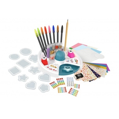 Kit de artesanato com canetas, adesivos, moldes e papéis coloridos numa base branca