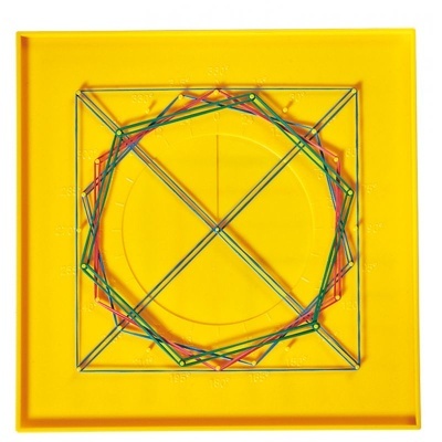 Suporte quadrado amarelo com elásticos coloridos formando padrão geométrico circular