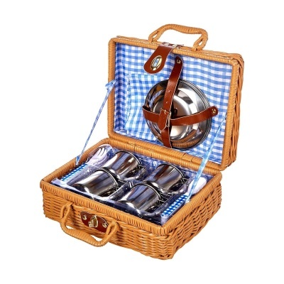 Cesta de piquenique em vime com interior xadrez azul e branco e utensílios de metal
