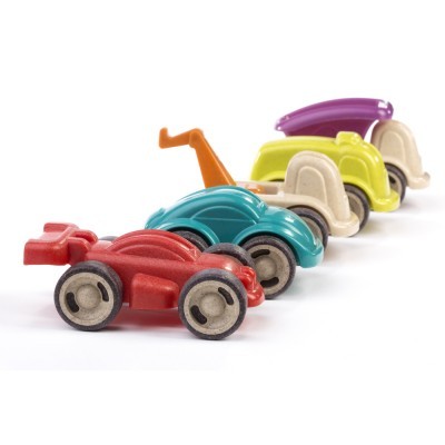 Carros de brinquedo coloridos alinhados em fundo branco